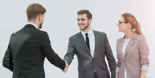 Felice gente d'affari sorridente stringendo la mano dopo un accordo in offi — Foto Stock