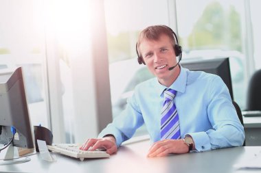 kulaklık kullanarak callcenter çalışma mutlu genç adam