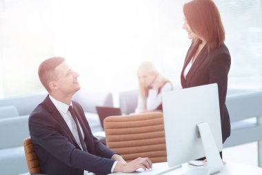 İş adamları iş başında. İki iş adamları resmi kıyafeti raporlarınızı içinde