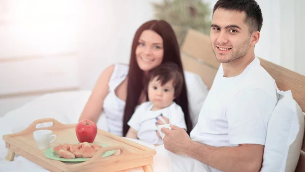 Lächelnde Familie beim Frühstück — Stockfoto