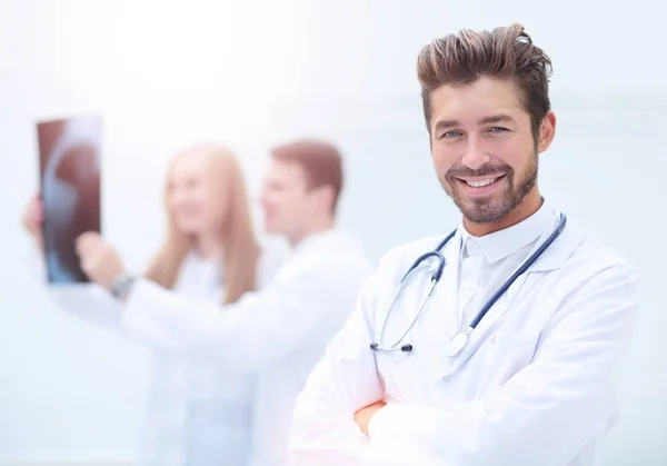 Concepto de salud, medicina y radiología - doctores mirando x —  Fotos de Stock