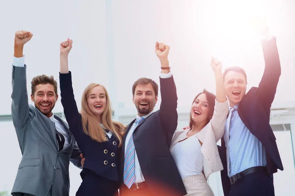 Equipe de negócios celebrando um triunfo com os braços para cima — Fotografia de Stock
