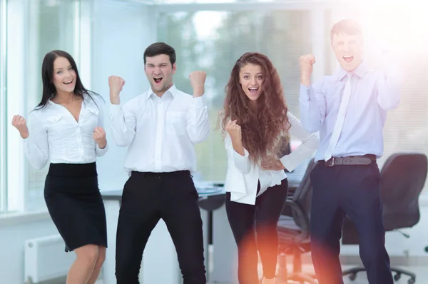 Succesvolle zakenmensen die op zoek gelukkig en vol vertrouwen — Stockfoto