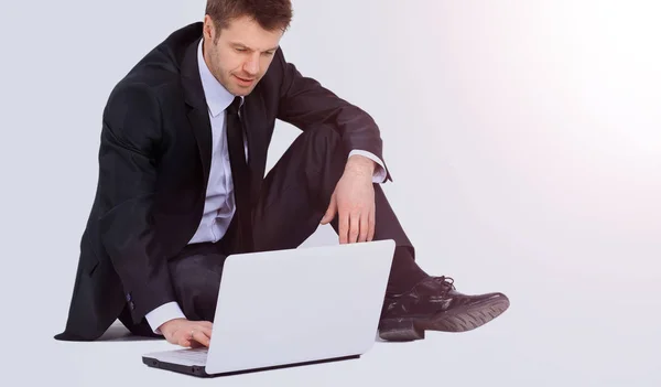 Бізнесмен з ноутбуком ізольований на білому тлі — стокове фото