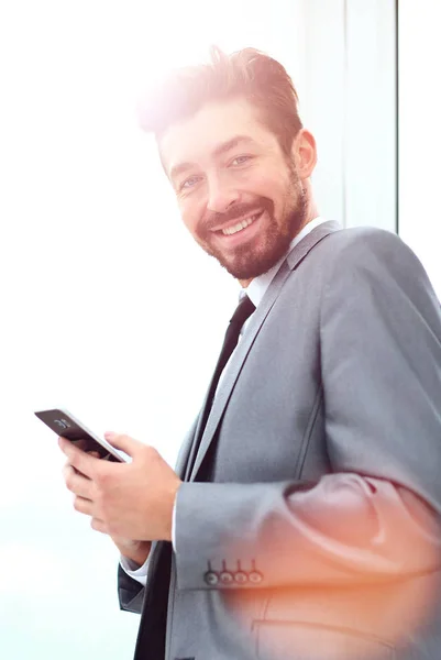 Uomo d'affari che parla al telefono in ufficio — Foto Stock