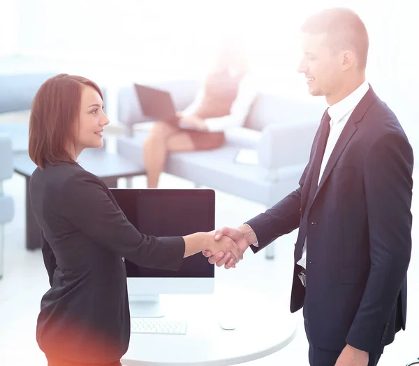 Obchodní handshake v moderní kancelářské — Stock fotografie