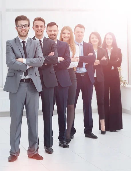 İş takım kameraya gülümseyen bir çizgi