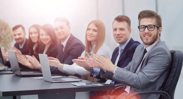 Foto de empresários felizes aplaudindo na conferência — Fotografia de Stock