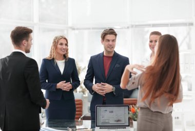 Belge ve belgili tanımlık okul sırası ayakta fikirleri tartışmak iş ortakları