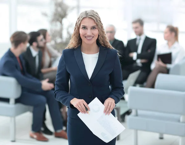 Mujer de negocios de éxito en el fondo del equipo de negocios — Foto de Stock