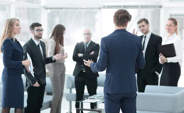 Bilden är blurred.the Manager gör en rapport till det business-teamet. — Stockfoto