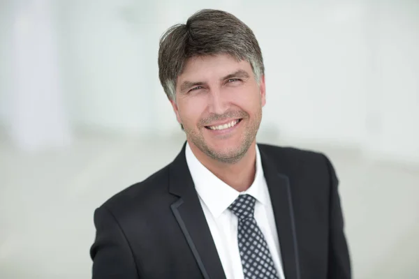 Retrato de um empresário sorridente e bem sucedido. — Fotografia de Stock