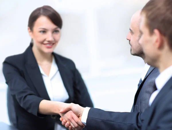 Nahaufnahme einer Geschäftsfrau beim Händeschütteln mit ihrem Kollegen. — Stockfoto