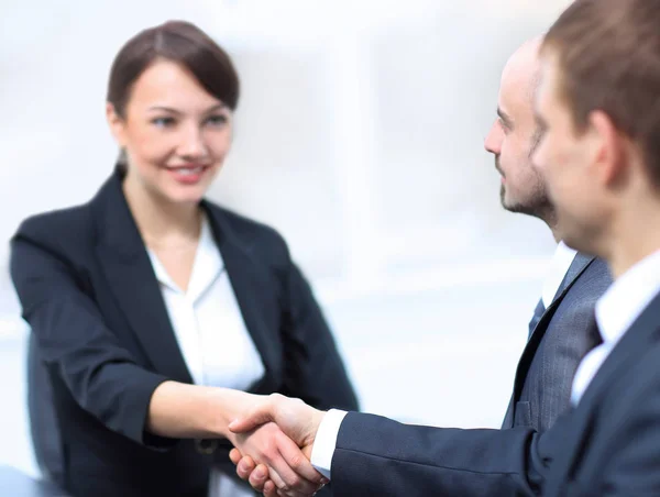 Close-up van zakenvrouw schudden handen met haar collega. — Stockfoto