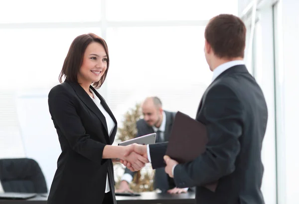 Handshake affärspartners i office. — Stockfoto