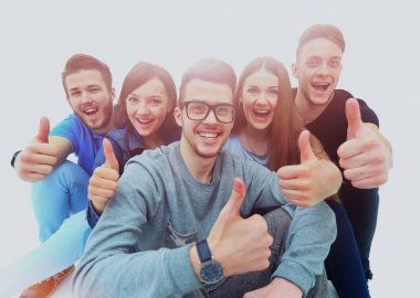 Beyaz arka plan üzerinde izole grup arkadaşıyla birlikte tezahürat