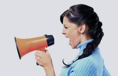 genç kadın megafon ile konuşma