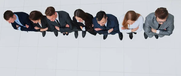 Les gens d'affaires debout dans une rangée — Photo