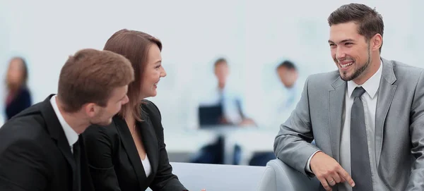 Happy business folk pratar på möte på kontoret — Stockfoto