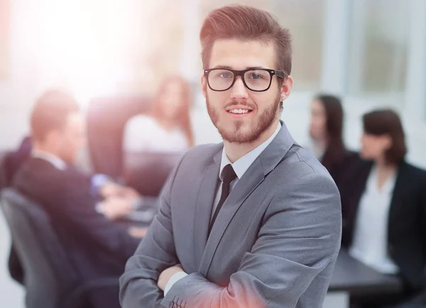 Retrato de un hombre de negocios guapo frente a su equipo — Foto de Stock