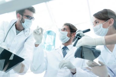 genç bilim adamları mikroskop ve test tüpleri ile çalışma
