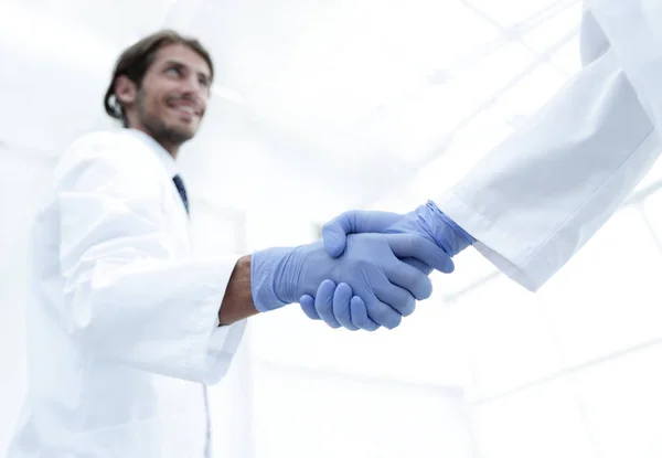Hombre médico da la mano con otro médico en el hospital — Foto de Stock