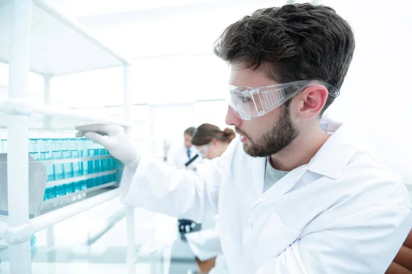 Seitenansicht des fokussierten Wissenschaftlers mit Reagenzglas im Labor — Stockfoto