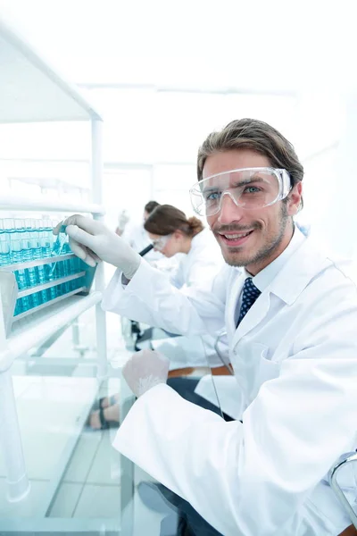 安全眼鏡をかけた幸せな男性科学者のクローズアップ — ストック写真
