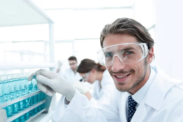 Zbliżenie szczęśliwego męskiego naukowca w okularach ochronnych — Zdjęcie stockowe