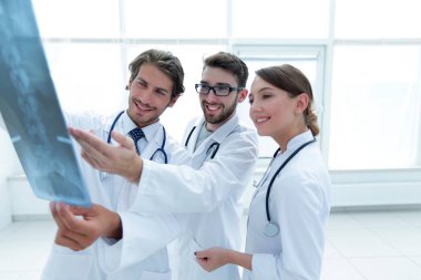 Üç emin Doktor Röntgen incelemek