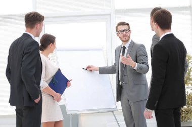 Koç iş takım için iş eğitimi yürütmektedir