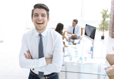 Ofisin arka planında başarılı bir işadamı.