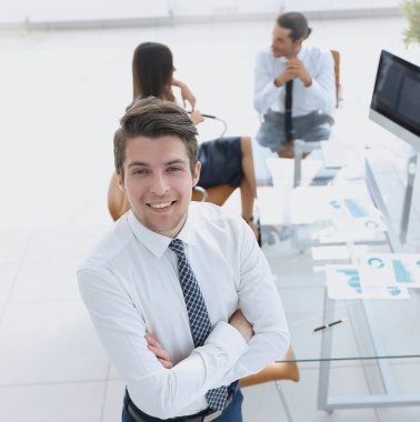 Ofisin arka planında başarılı bir işadamı.