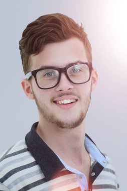 Kameraya bakarak memnun gülümseyen adam yakın çekim