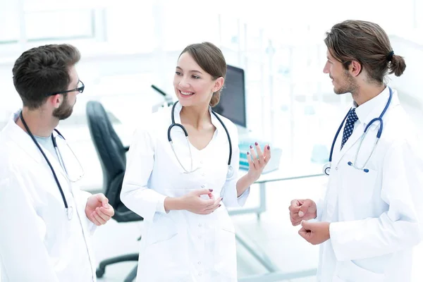 Equipo de diferentes doctores conversando — Foto de Stock