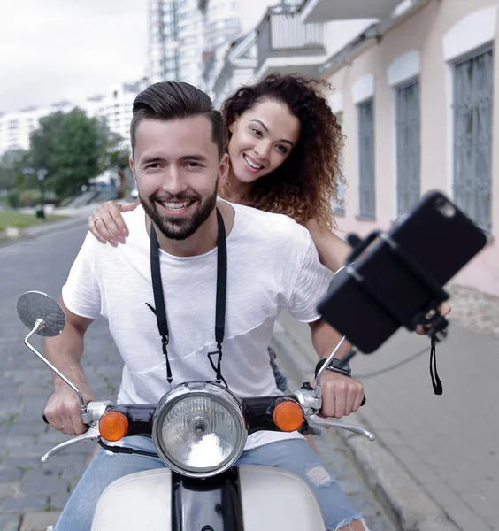 Boldog pár utazik motorkerékpár. Utazási koncepció — Stock Fotó