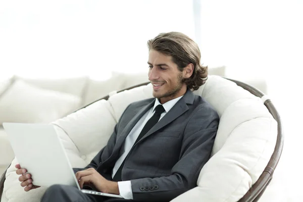 Närbild av leende affärskvinna arbetar med laptop i vardagsrum. — Stockfoto