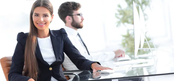 Porträt eines jungen Mitarbeiters am Arbeitsplatz. — Stockfoto