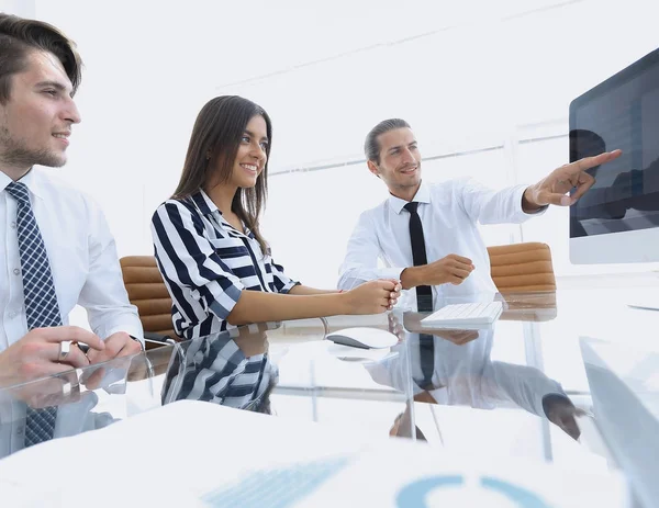 Business-team som diskuterar försäljningsstatistik — Stockfoto