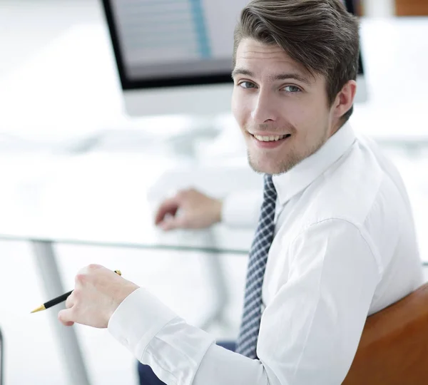 Employee,sitting in front of the laptop — Stock Photo, Image