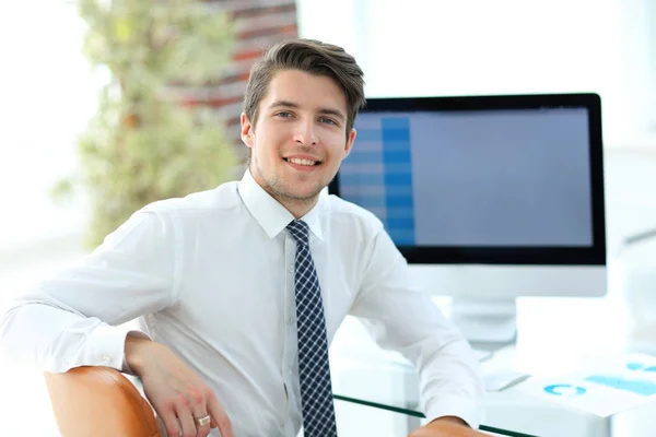 Zaměstnanec sedí v přední části monitoru počítače — Stock fotografie