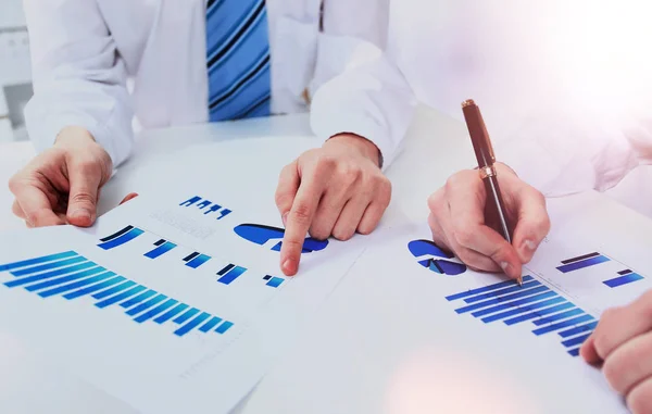 Zwei Geschäftsleute diskutieren Finanzfragen am Businesstisch mit Dokumenten — Stockfoto