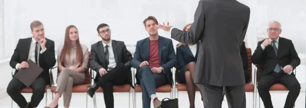 Сотрудники внимательно слушают вашего босса на деловой встрече — стоковое фото