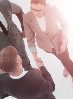 Mutlu iş kişi üzerinde beyaz izole el sıkışma yapma