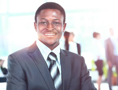 Kendine güvenen iş adamı ile takımının