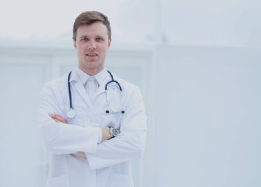 Boynuna bir stetoskop ile gülümseyen bir doktor portresi