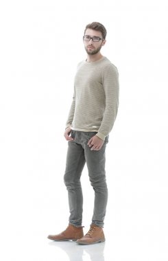 ceplerinde elele ve kameraya bakarak kendine güvenen genç adam