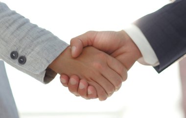 Beyaz arka planda izole edilmiş iş adamları el sıkışıyor