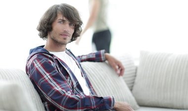 kanepede oturan başarılı yakışıklı olan.