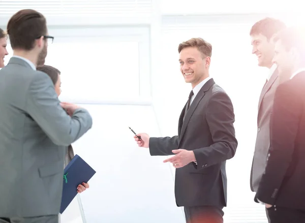 Equipo de negocios que se prepara para una presentación de negocios un moderno off — Foto de Stock